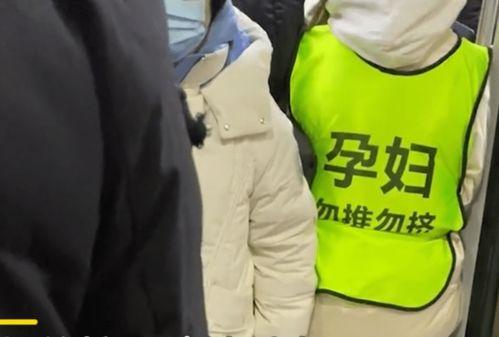 婚后夜店老公的马甲掉了一地,老公马甲掉落，揭秘神秘身份之谜